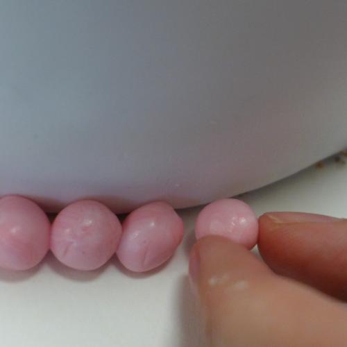 Fondanttorte ausgarnieren 