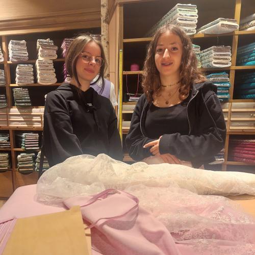 Mädchen beim Stoffeinkauf