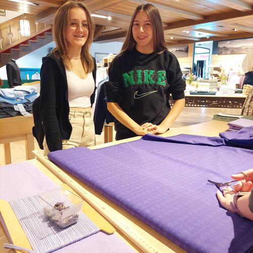 Mädchen beim Stoffeinkauf