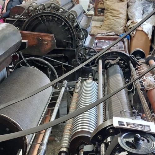 Gerät zur Herstellung von Wollvlies und Faden