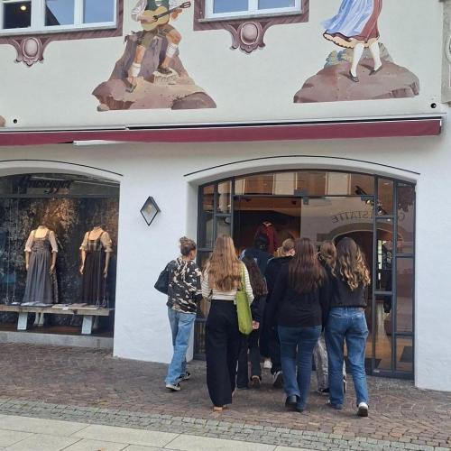 Schülerinnen beim Grasegger