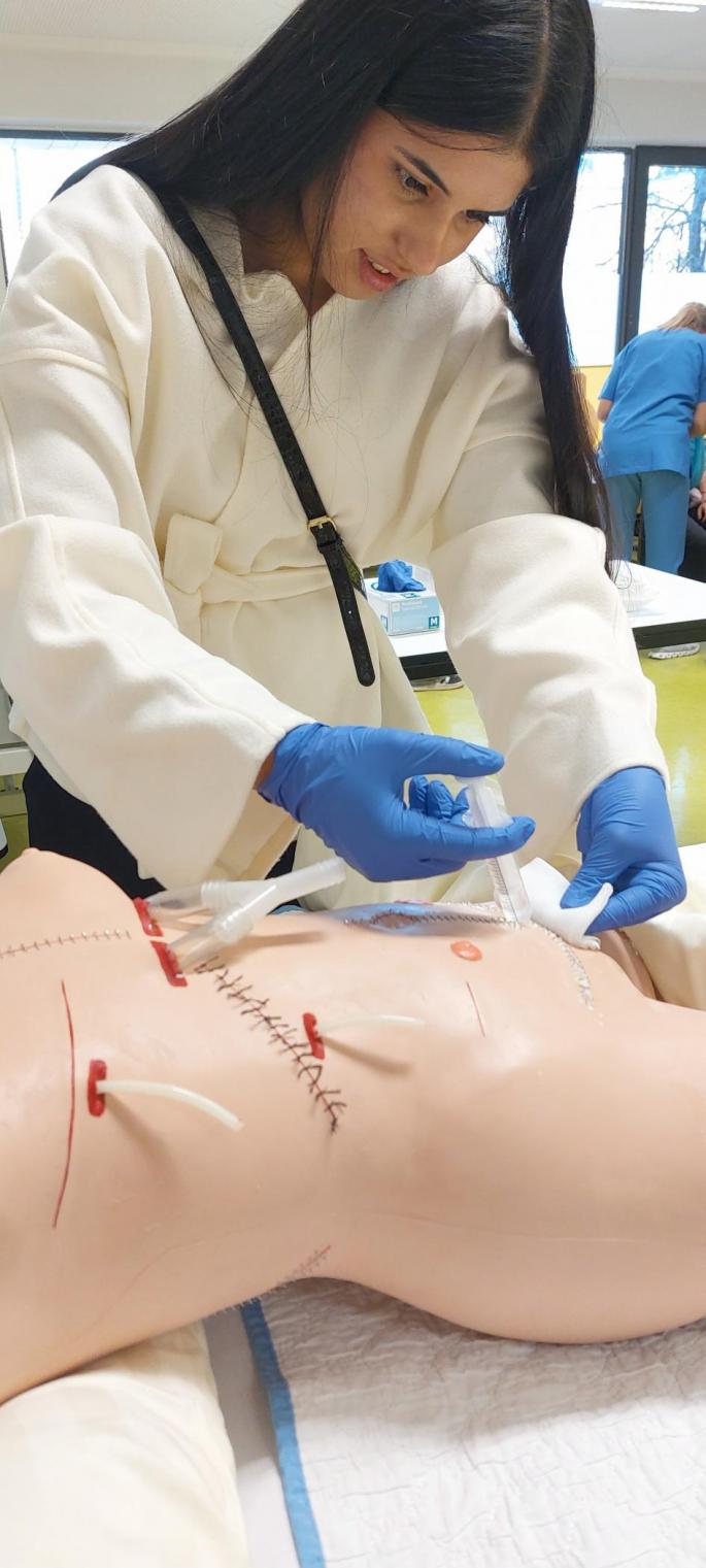 Schülerin bei der Wundpflege