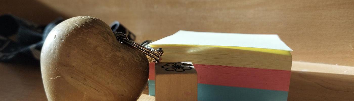 Holzherz mit PostIts