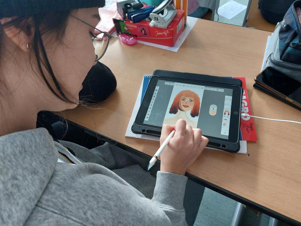 Schülerin beim Zeichnen mit dem iPad