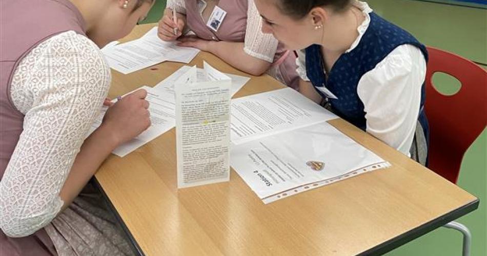 Schüler:innen bei einer Aufgabe