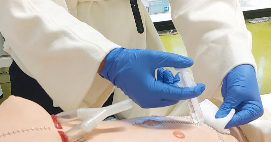 Schülerin bei der Wundpflege