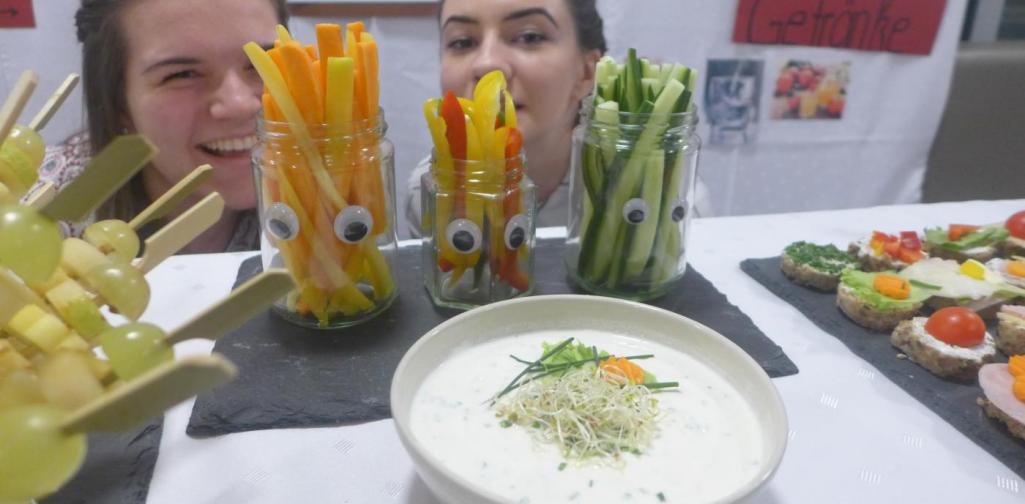 Schülerinnen mit Gemüsesticks